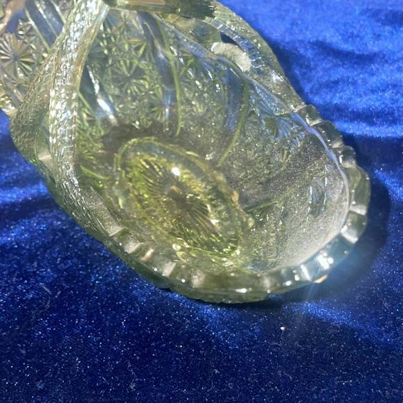 Vintage Fenton Daisy & Button Colonial Green Glass Basket Split Twig Handle - Picture 3 of 4